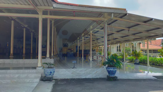pengunjung nggak boleh masuk ke dalam pendopo