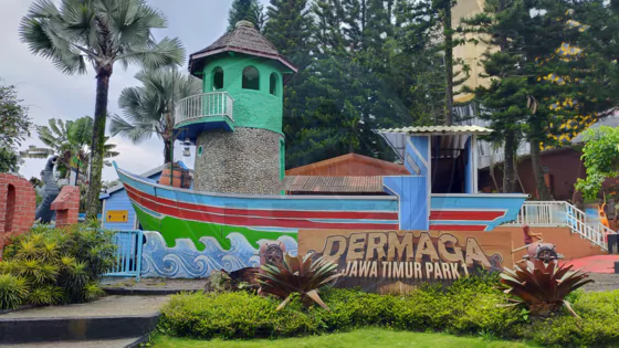 mercusuar mini dan replika kapal di dermaga jawa timur park 1