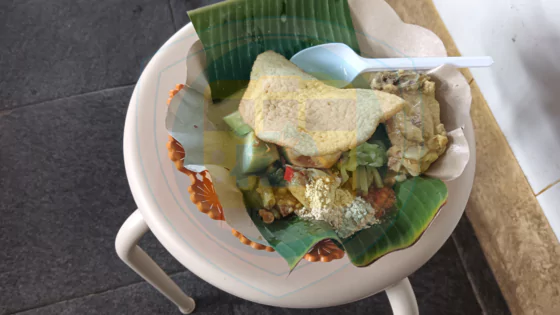 salah satu menu sarapan pagi lontong cap goh meh