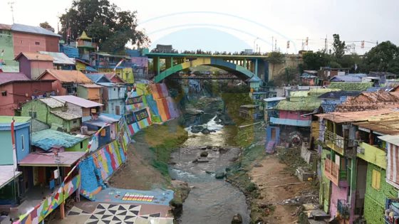 sungai brantas memisahkan kampung tridi dan warna warni