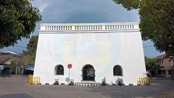 bangunan segilima mirip benteng kecil