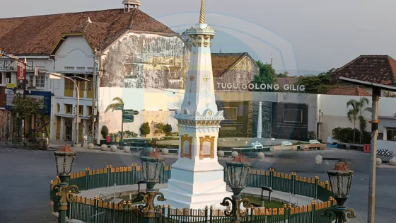 wujud asli ada di belakang berbetuk replika dan aslinya lebih tinggi