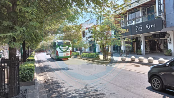 masih berada satu garis dengan sumbu filosofi